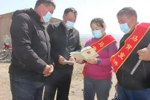 白杨沟镇以老带新学史力行
