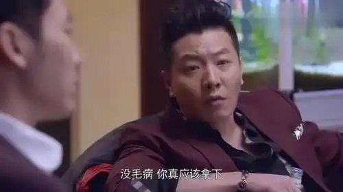 爆笑剧美女面前都抢着买单,谁料美女一走,大伙瞬间变脸
