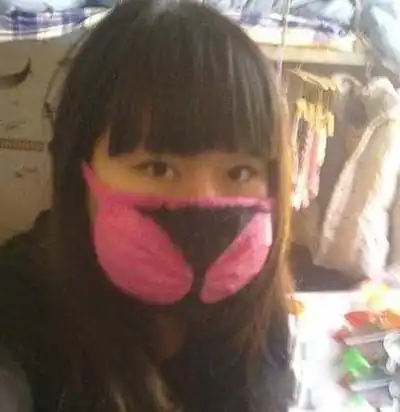 搞笑动图这就是女生爱带口罩的原因么
