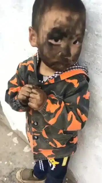我的天呐小娃娃你这是刚挖煤回来吗好搞笑
