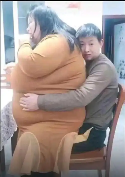 搞笑趣图美女随摩托车一起冲掉入粪坑,洗车店老板捂鼻帮忙冲洗
