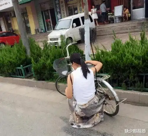 事实证明,女生在骑自行车时,千万不要穿裙子哈哈哈哈...好尴尬啊
