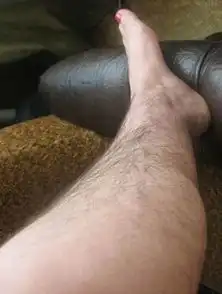 全球数千女子网上秀浓密腿毛
