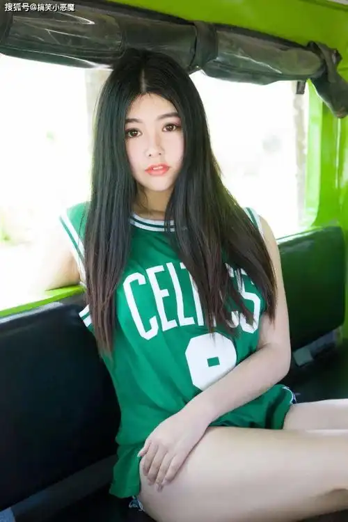 搞笑gif趣图女同事出差,主动点名让我陪同
