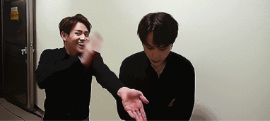 超魔性的良药本药行走的表情包.gif
