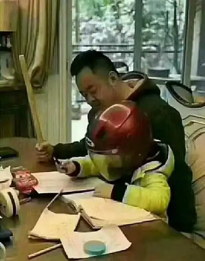 搞笑gif段子想要吸引顾客前来观看,就要有奇思妙想,就像这位姐姐一样老三
