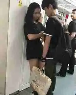 搞笑gif图妹子长点心吧,直播为什么要戴口罩呢
