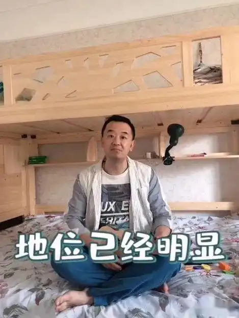 44岁黄海波仍住狭窄小床,自称现在最关心的事是谁能借他5000块
