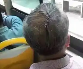 搞笑gif我猜他是故意的,弄的一身都是绿油油的
