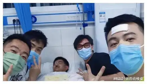 损友云南小伙和女友吵架被气到心脏病发,好友送医后拍搞笑照片
