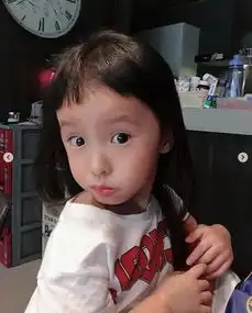 组图欧弟老婆晒大女儿近照大眼jojo对镜头瞪眼嘟嘴搞怪
