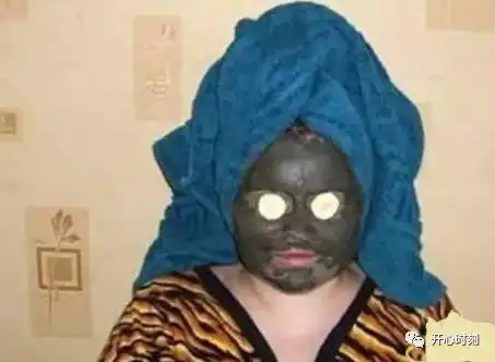 搞笑图片卖菜大叔都不敢抬头看你了

