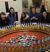 搞笑的动态图趣图这个婚车装饰的不错

