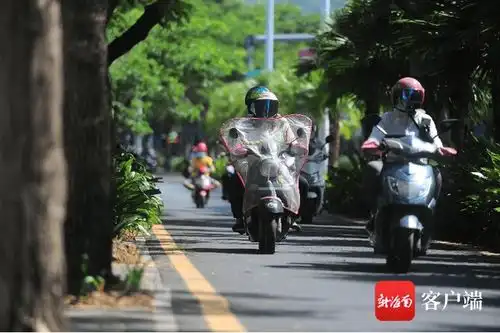 原创组图海南多地迎来高温天气三亚市民全副武装出行
