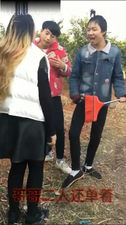 搞笑视频两个小伙用山歌泡妞,没想到妹子还是喜欢小白脸
