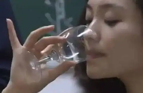 内蒙古儿媳性格豪放,大口吃肉,大碗喝酒,公婆一起吃饭直皱眉头
