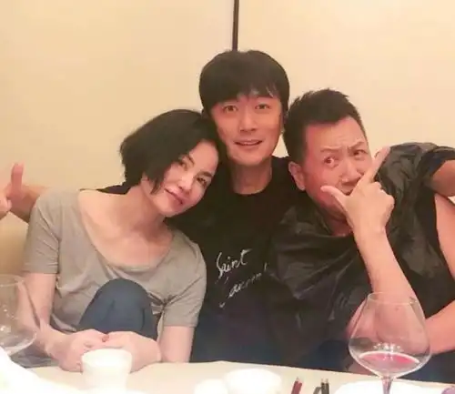 王菲近照曝光,状态不输年轻时期,皮肤吹弹可破真显幼态
