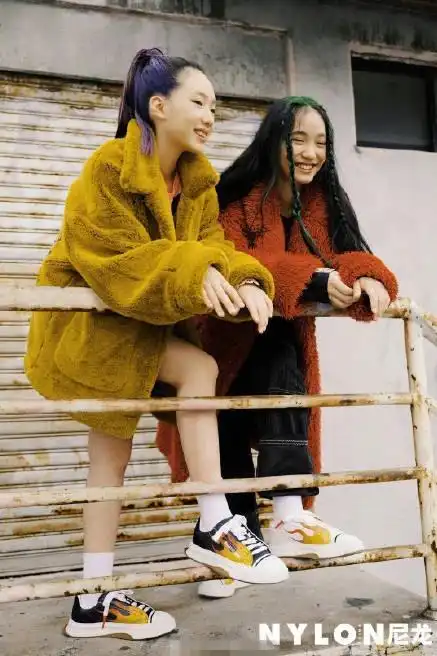 小s晒女儿丑照,大女儿一改往日高冷脸,对镜头扮鬼脸超可爱
