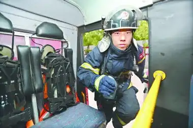 组图消防员抱喷火煤气罐冲出火场抱火哥走红
