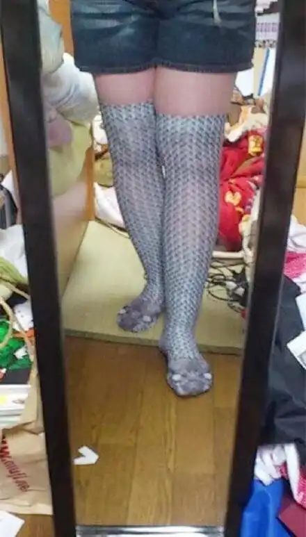 搞笑图片你只看见女神光鲜前面,却不知背后9只夹子多难受
