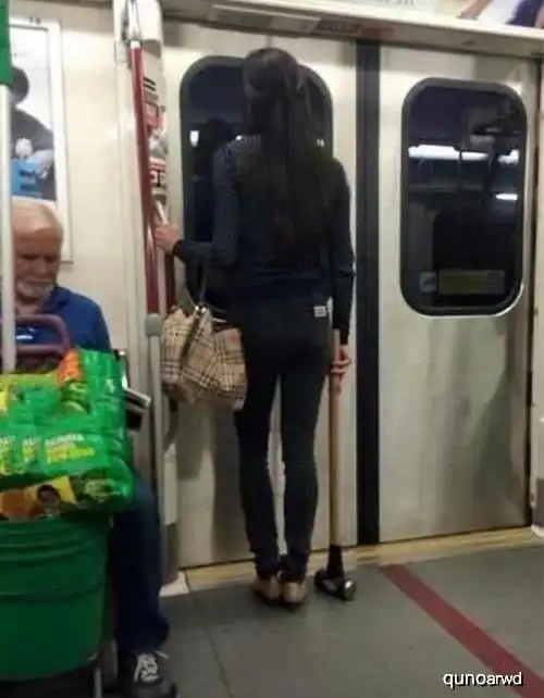 搞笑趣图地铁上一对情侣在秀恩爱,男的让女孩听自己的心跳
