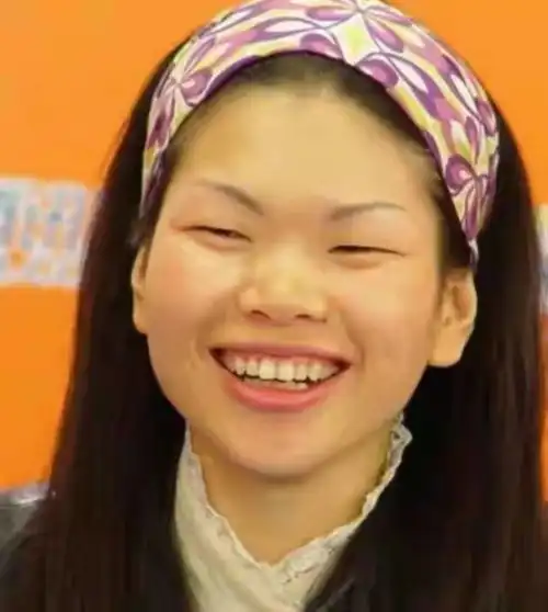 三只松鼠女模特不堪网络暴力,委屈控诉网友歧视,眼睛小招惹谁了
