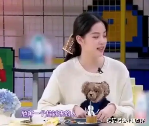 王嘉尔给欧阳娜娜打招呼,他的介绍暴露娜娜和王源关系,藏不住了
