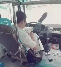 搞笑图片妹子为了吃西瓜也是蛮拼的,练家子
