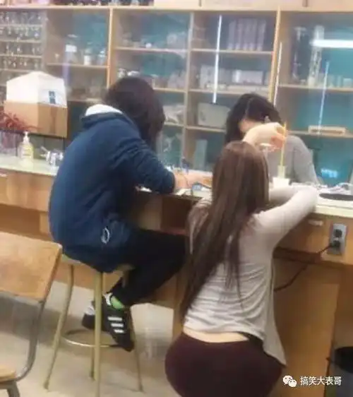 蒲城好段子大姐银行里的人挺多的,你这样不好吧
