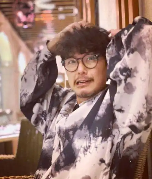 tvb花旦黄翠如与老公萧正楠开心庆生夫妻俩拍搞笑庆生照
