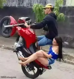 搞笑图片地铁上遇到了女神,旁边的汉子傲娇了
