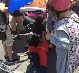 搜狐公众平台外卖小哥这张照片火了网友这么热的天,怎么忍心
