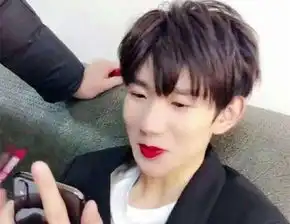 男明星涂口红,蔡徐坤最撩,郑恺搞笑,王源美艳,但都败给了他
