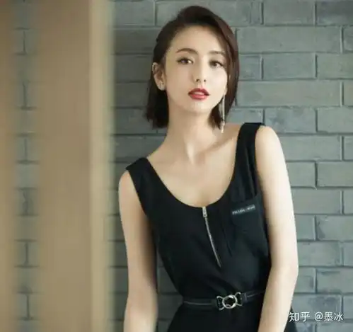 佟丽娅长得这么美,她的姐姐却长相平平,看到照片还以为是妈妈
