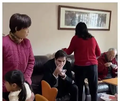 广东一女子带外国老公回家过年,连续9年正装出席,网友看后爆笑
