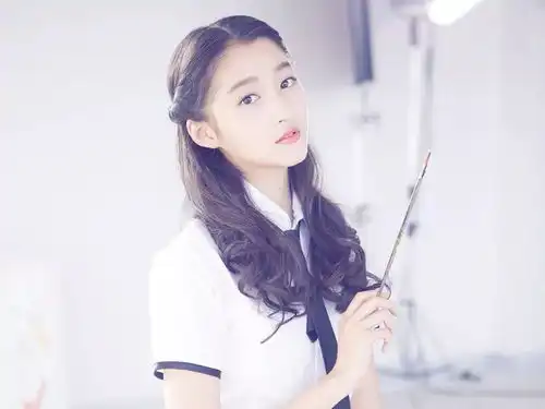同一天过生日,关晓彤和蔡少芬的待遇为什么差那么多
