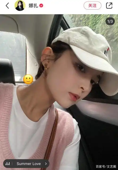古力娜扎拍戏被晒黑,晒自拍脸蛋白嫩脖子却很黑,敬业的样子很美
