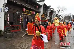 外国友人扮财神在广东景区派利是

