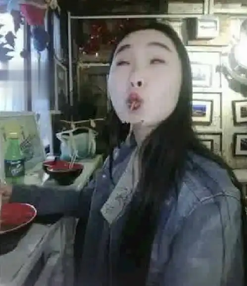 搞笑gif大哥,这香蕉是专门给媳妇买的吧
