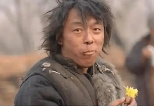 同是演乞丐,周星驰用手抓饭,刘德华毫无偶像包袱,baby是来搞笑
