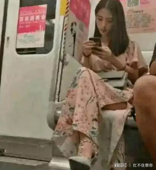 男子地铁上发现小姐姐尴尬走光,却不知该如何办
