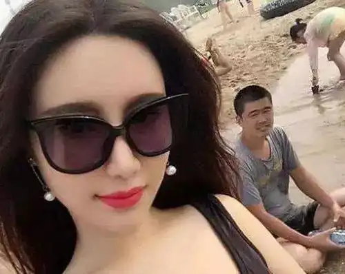 搞笑图片妹子,自拍的时候长点心吧,后面的大哥看你半天了
