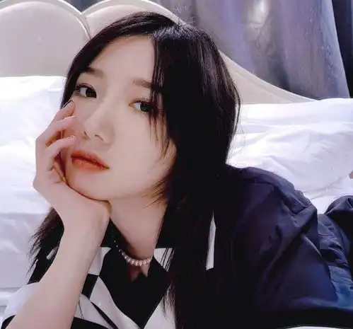 孟美岐晒怼脸拍照片,直言做美女很累,甜美系太为难大哥了
