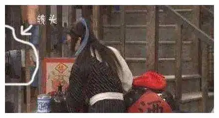 这些穿帮镜头太搞笑了,是不是导演故意的,看完差点笑岔气
