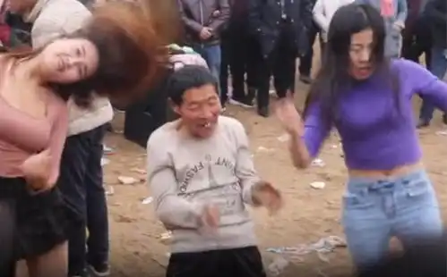 大爷美女尬舞怕扰民到荒地热舞引万人围观
