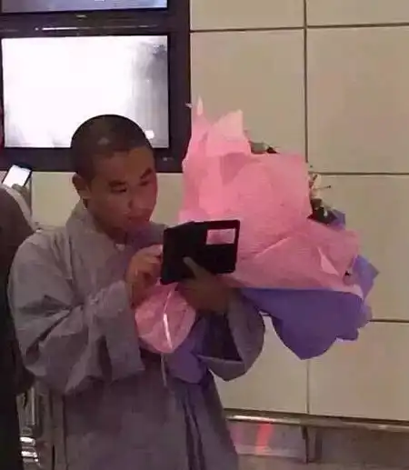 搞笑图片幽默段子笑话大师你这是约妹子看电影呀
