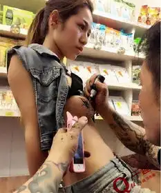 纹身师真难当美女刺青大露南半球
