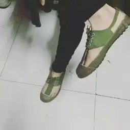 感觉女朋友给我的照片,没有什么不对的,那朋友怎么劝我跟她分手啊
