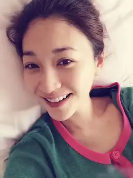 李小冉晒九连拍搞怪卖萌暴露白头发图
