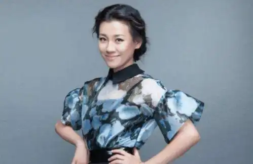 她是徐静蕾贾静雯的大学同学,长得最丑成名最晚,但是红的却最久
